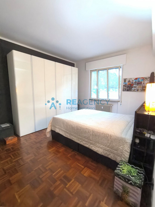 Scopri questo incantevole appartamento quadrilocale situato nel ricercatissimo quartiere di Sant'...