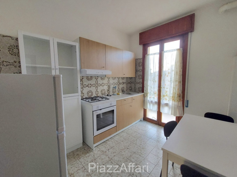 In zona tranquilla e riservata comoda al centro, si propone, in affitto, appartamento al primo pi...