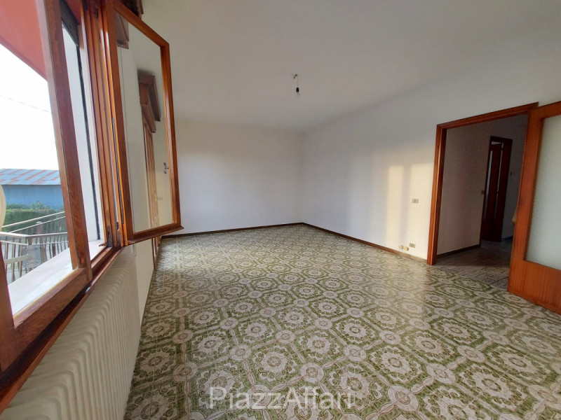 In zona tranquilla e riservata comoda al centro, si propone, in affitto, appartamento al primo pi...