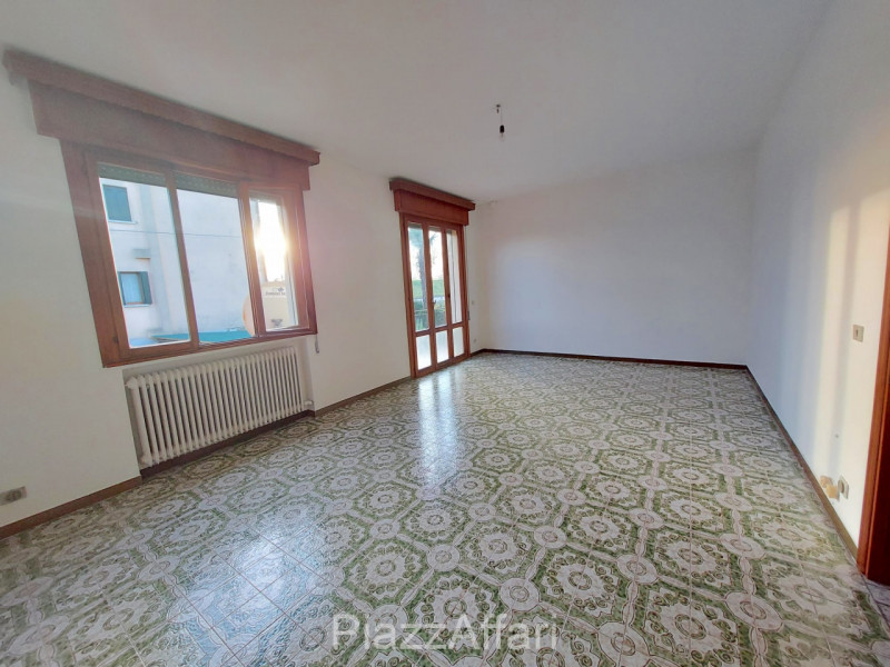 In zona tranquilla e riservata comoda al centro, si propone, in affitto, appartamento al primo pi...