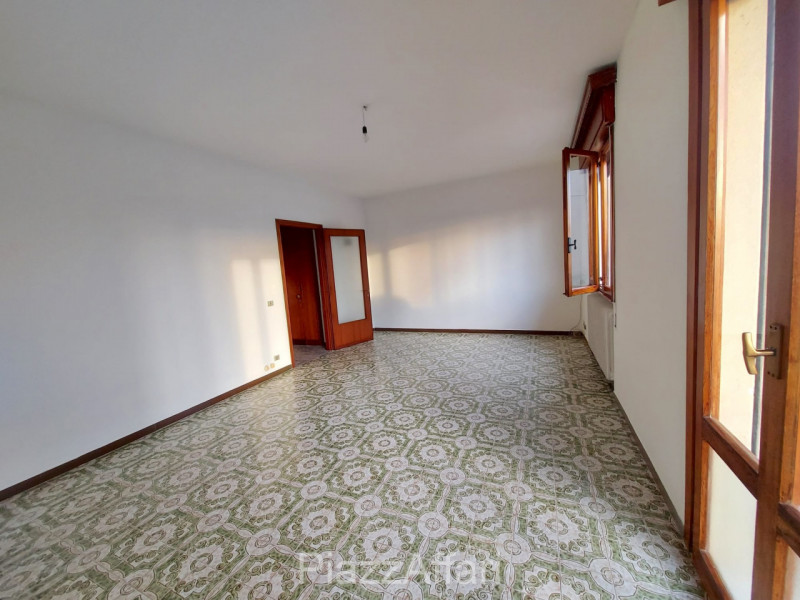 In zona tranquilla e riservata comoda al centro, si propone, in affitto, appartamento al primo pi...