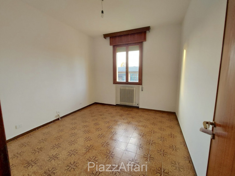 In zona tranquilla e riservata comoda al centro, si propone, in affitto, appartamento al primo pi...