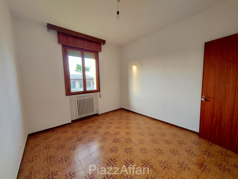 In zona tranquilla e riservata comoda al centro, si propone, in affitto, appartamento al primo pi...