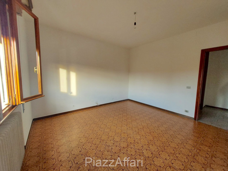 In zona tranquilla e riservata comoda al centro, si propone, in affitto, appartamento al primo pi...