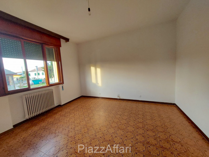 In zona tranquilla e riservata comoda al centro, si propone, in affitto, appartamento al primo pi...