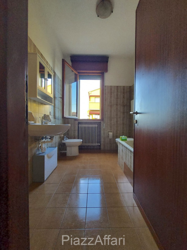 In zona tranquilla e riservata comoda al centro, si propone, in affitto, appartamento al primo pi...