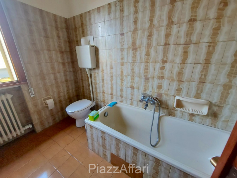 In zona tranquilla e riservata comoda al centro, si propone, in affitto, appartamento al primo pi...