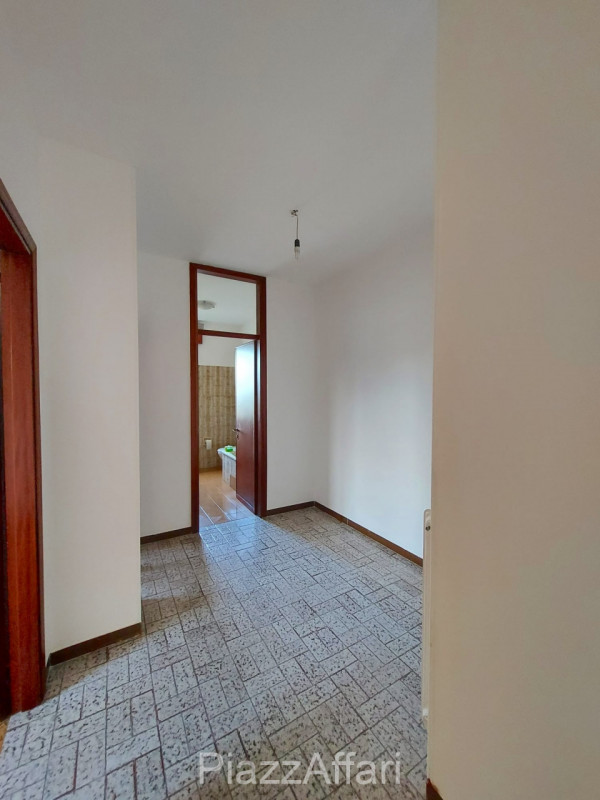 In zona tranquilla e riservata comoda al centro, si propone, in affitto, appartamento al primo pi...