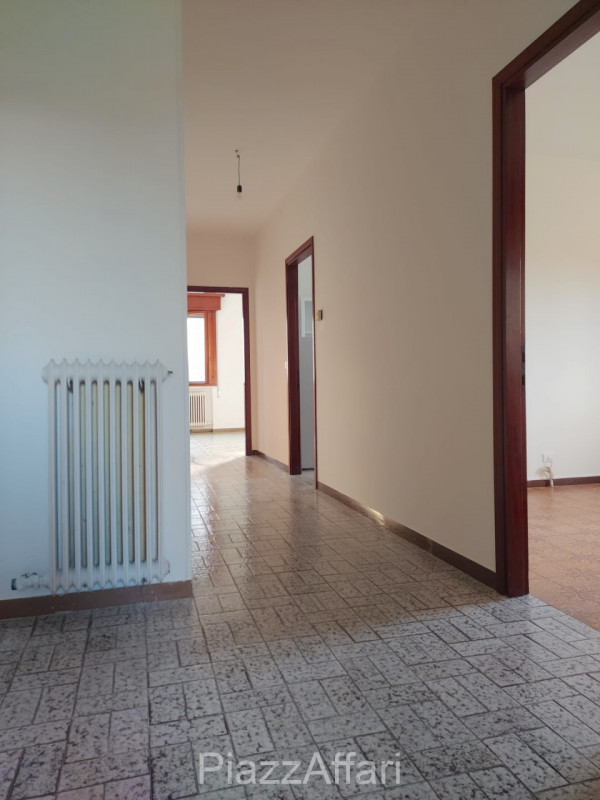 In zona tranquilla e riservata comoda al centro, si propone, in affitto, appartamento al primo pi...