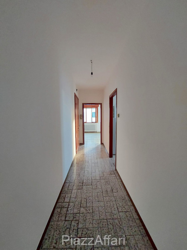 In zona tranquilla e riservata comoda al centro, si propone, in affitto, appartamento al primo pi...