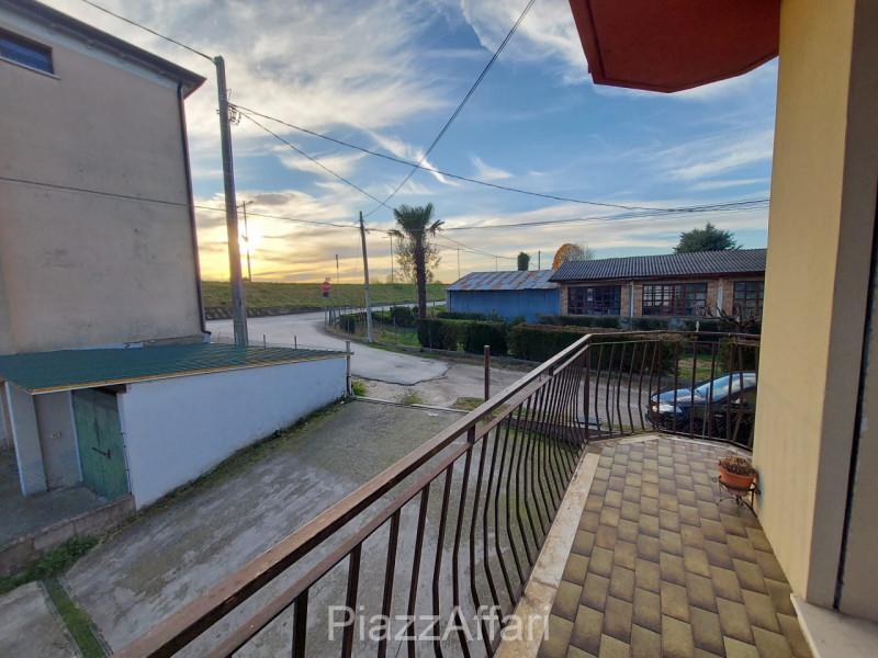 In zona tranquilla e riservata comoda al centro, si propone, in affitto, appartamento al primo pi...