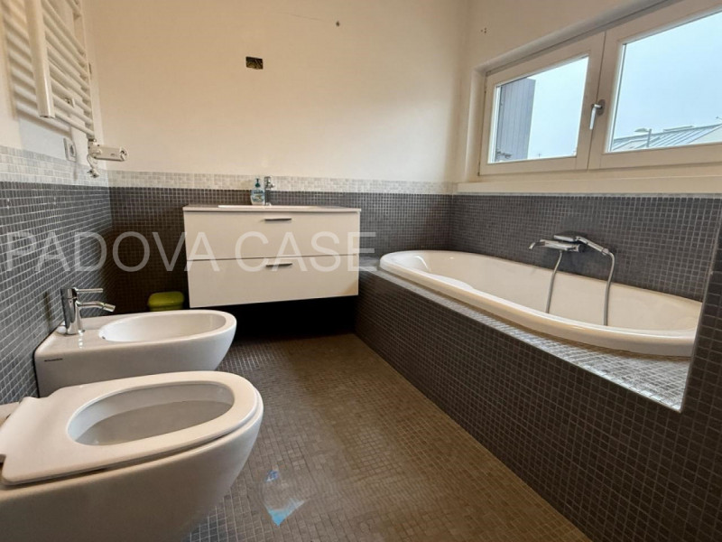 CHIESANUOVA – Elegante porzione di casa a schiera in classe B, contesto signorile e riservato

In...