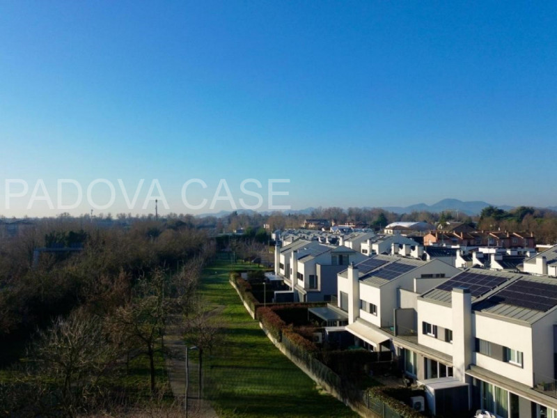 CHIESANUOVA – Elegante porzione di casa a schiera in classe B, contesto signorile e riservato

In...