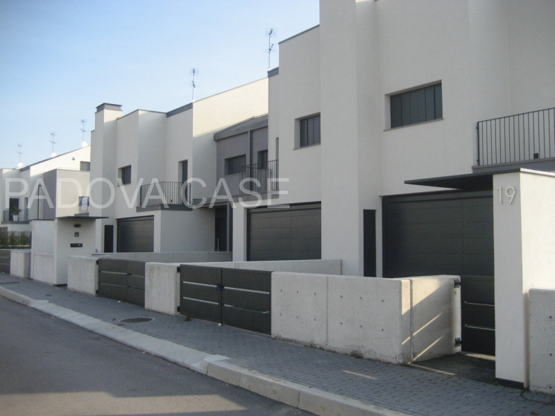 CHIESANUOVA – Elegante porzione di casa a schiera in classe B, contesto signorile e riservato

In...