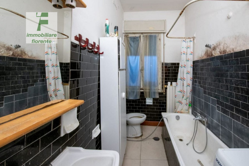 COMODO AL CENTRO CITTA'...IN PICCOLA PALAZZINA DI SOLE 4 UNITA'..APPARTAMENTO DI MQ 90...AL 2° ED...