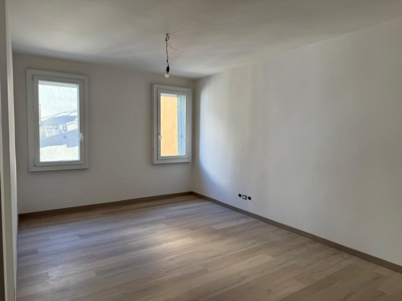 Bicamere biservizi ristrutturato con posto auto, disponibile da gennaio

Canova Immobiliare propo...