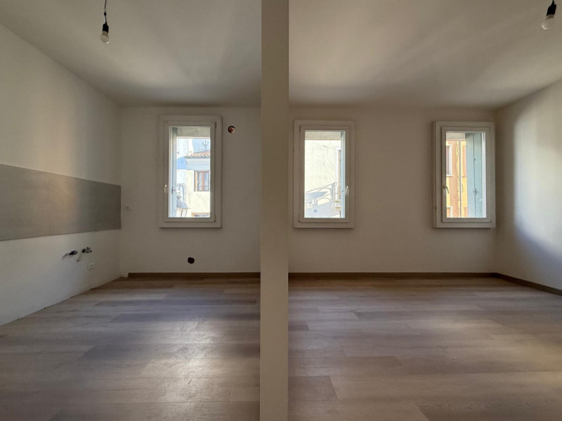 Bicamere biservizi ristrutturato con posto auto, disponibile da gennaio

Canova Immobiliare propo...