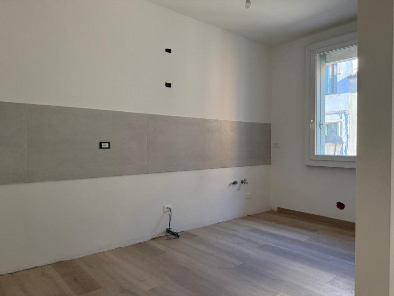 Bicamere biservizi ristrutturato con posto auto, disponibile da gennaio

Canova Immobiliare propo...