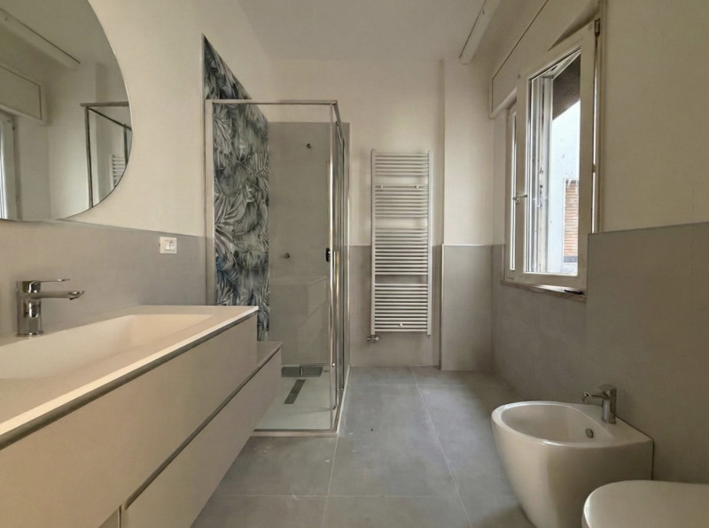 Bicamere biservizi ristrutturato con posto auto, disponibile da gennaio

Canova Immobiliare propo...