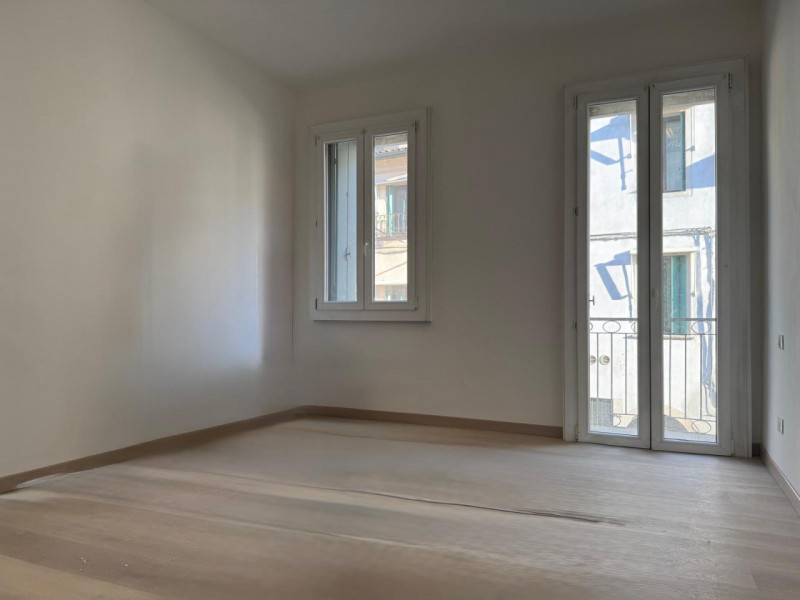 Bicamere biservizi ristrutturato con posto auto, disponibile da gennaio

Canova Immobiliare propo...