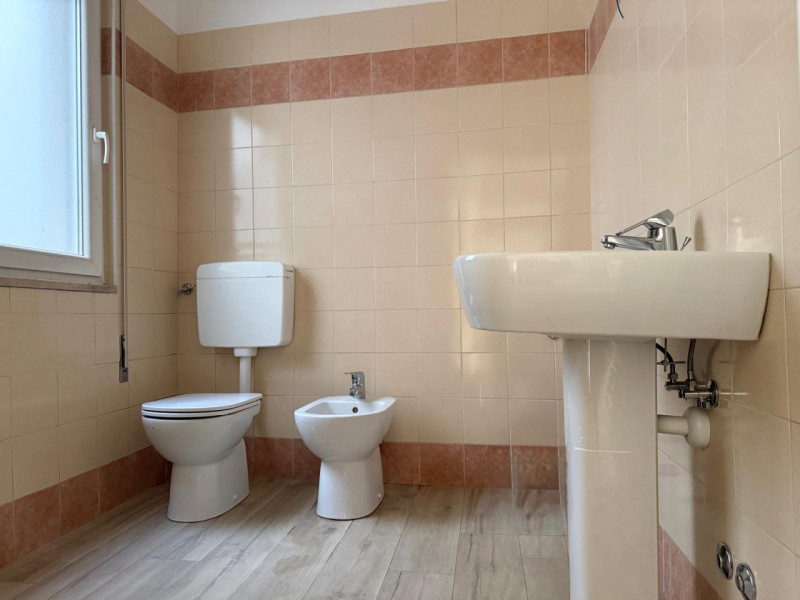 Bicamere biservizi ristrutturato con posto auto, disponibile da gennaio

Canova Immobiliare propo...