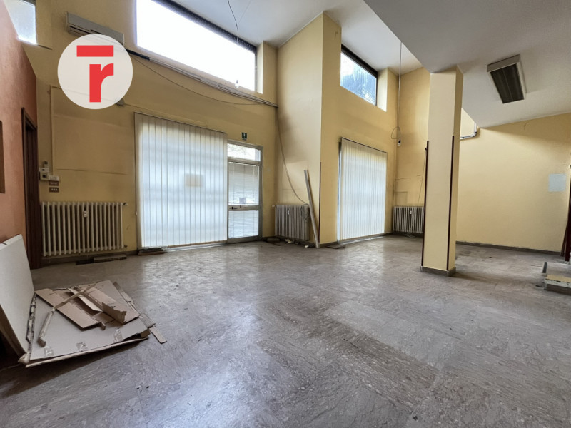 In quartiere San Lorenzo una delle zone più residenziali e servite di Padova. L'immobile si disti...