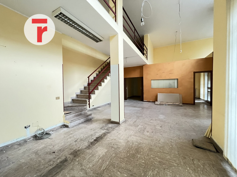 In quartiere San Lorenzo una delle zone più residenziali e servite di Padova. L'immobile si disti...