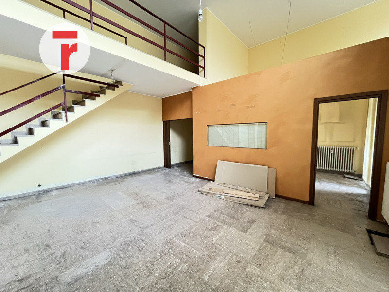 In quartiere San Lorenzo una delle zone più residenziali e servite di Padova. L'immobile si disti...