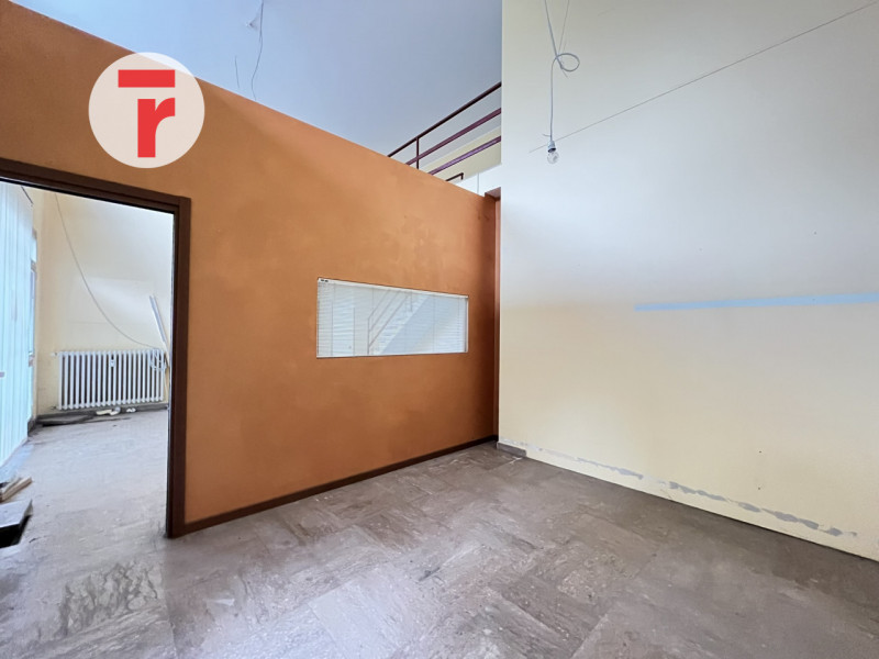 In quartiere San Lorenzo una delle zone più residenziali e servite di Padova. L'immobile si disti...