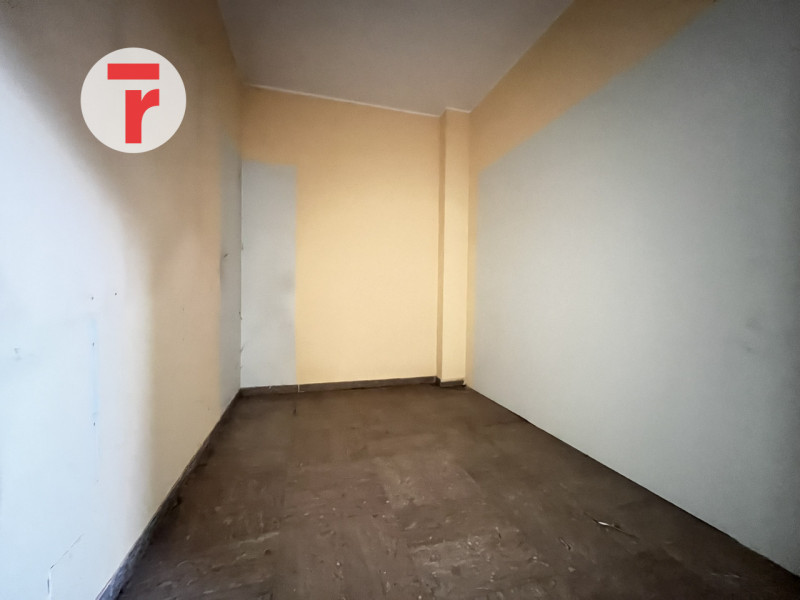 In quartiere San Lorenzo una delle zone più residenziali e servite di Padova. L'immobile si disti...