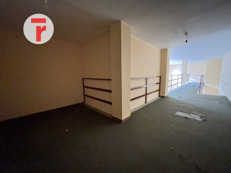 In quartiere San Lorenzo una delle zone più residenziali e servite di Padova. L'immobile si disti...