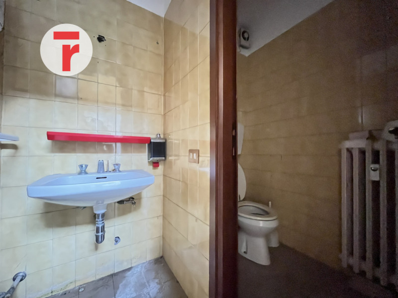 In quartiere San Lorenzo una delle zone più residenziali e servite di Padova. L'immobile si disti...