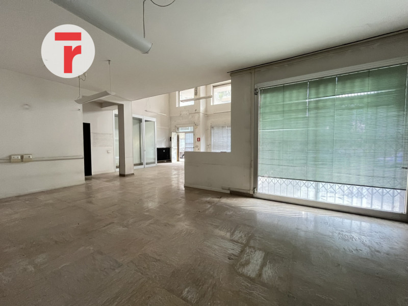 In quartiere San Lorenzo una delle zone più residenziali e servite di Padova. L'immobile si disti...