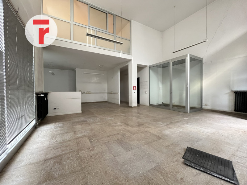 In quartiere San Lorenzo una delle zone più residenziali e servite di Padova. L'immobile si disti...