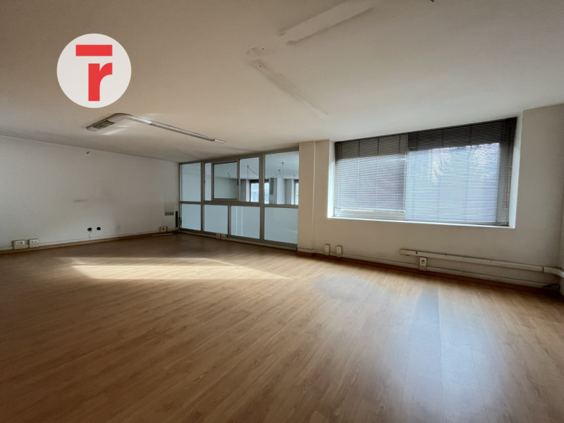 In quartiere San Lorenzo una delle zone più residenziali e servite di Padova. L'immobile si disti...