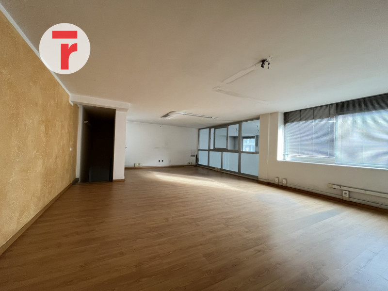 In quartiere San Lorenzo una delle zone più residenziali e servite di Padova. L'immobile si disti...