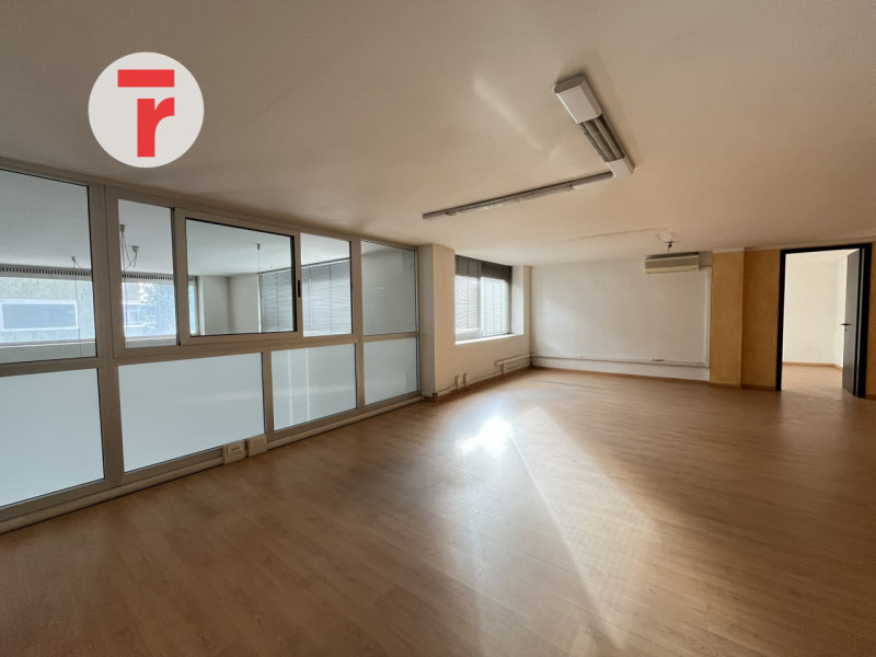 In quartiere San Lorenzo una delle zone più residenziali e servite di Padova. L'immobile si disti...