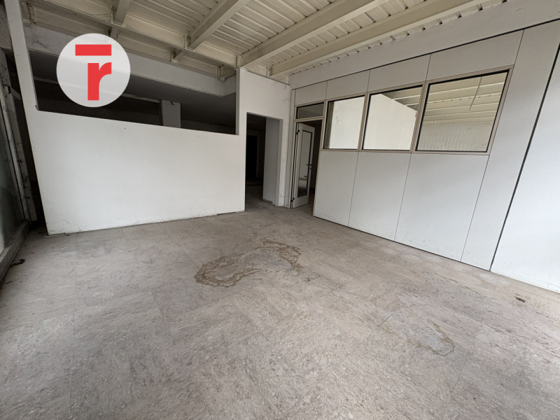 In quartiere San Lorenzo una delle zone più residenziali e servite di Padova. L'immobile si disti...