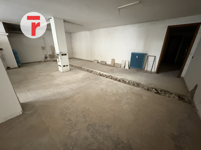 In quartiere San Lorenzo una delle zone più residenziali e servite di Padova. L'immobile si disti...