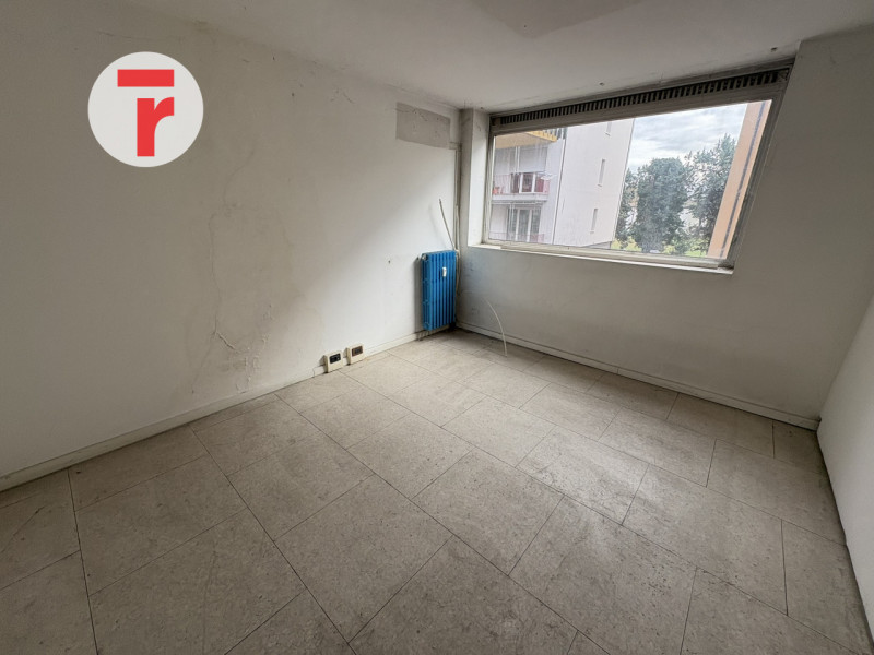 In quartiere San Lorenzo una delle zone più residenziali e servite di Padova. L'immobile si disti...