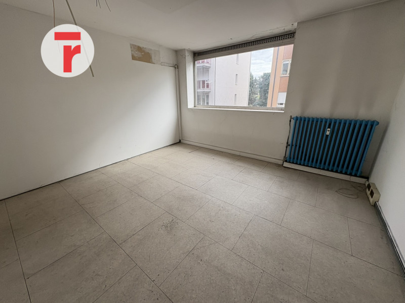 In quartiere San Lorenzo una delle zone più residenziali e servite di Padova. L'immobile si disti...