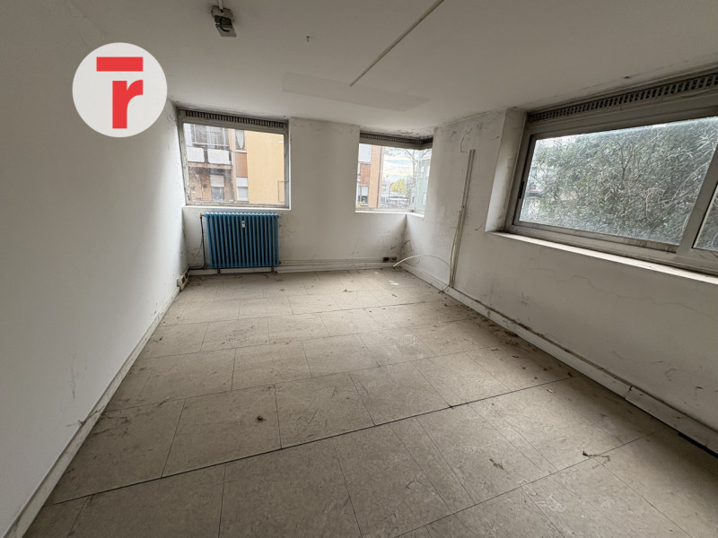 In quartiere San Lorenzo una delle zone più residenziali e servite di Padova. L'immobile si disti...