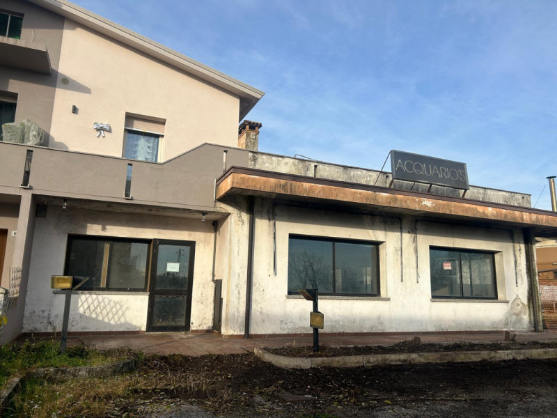 In vendita locale commerciale di 184 mq, tutto sviluppato al piano terra, ideale per negozio, bar...