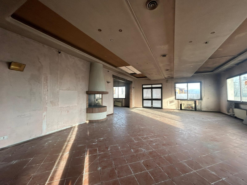 In vendita locale commerciale di 184 mq, tutto sviluppato al piano terra, ideale per negozio, bar...