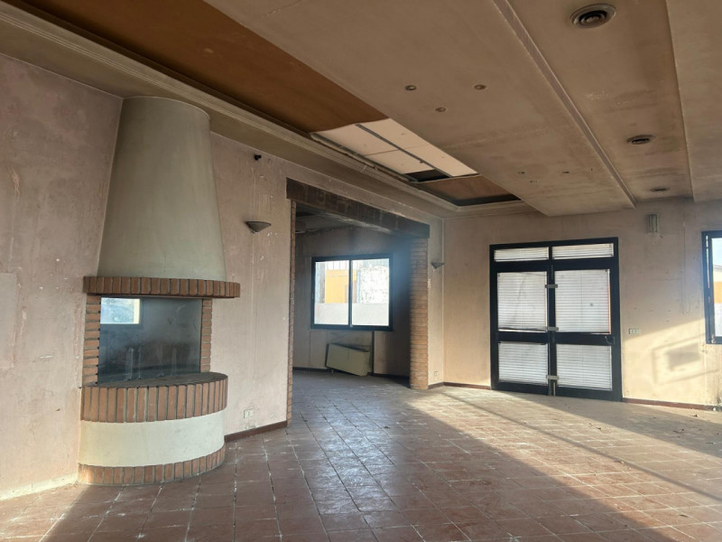 In vendita locale commerciale di 184 mq, tutto sviluppato al piano terra, ideale per negozio, bar...