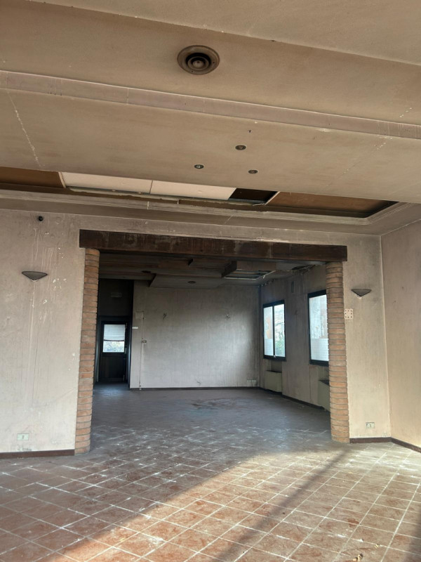 In vendita locale commerciale di 184 mq, tutto sviluppato al piano terra, ideale per negozio, bar...