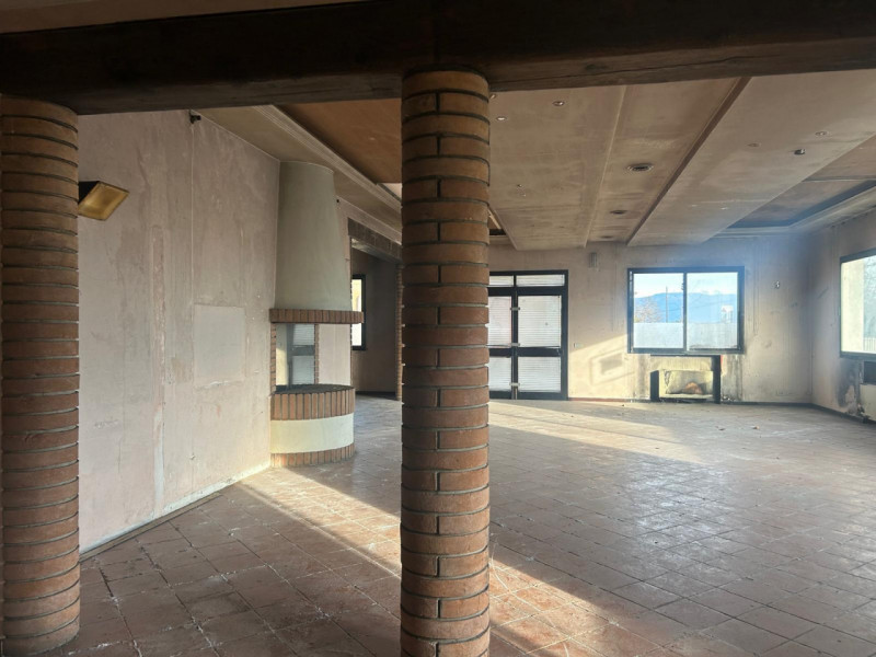 In vendita locale commerciale di 184 mq, tutto sviluppato al piano terra, ideale per negozio, bar...