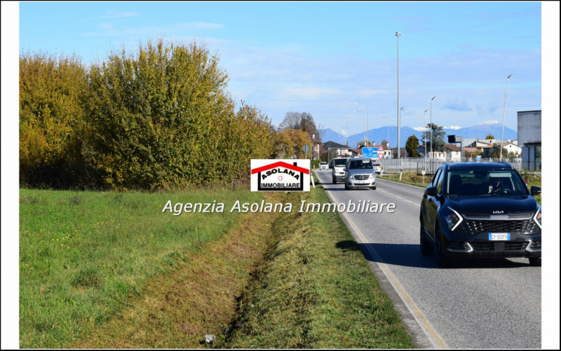 Vendesi terreno fronte strada principale di forte passaggio ed autostrada. Il terreno il terreno ...