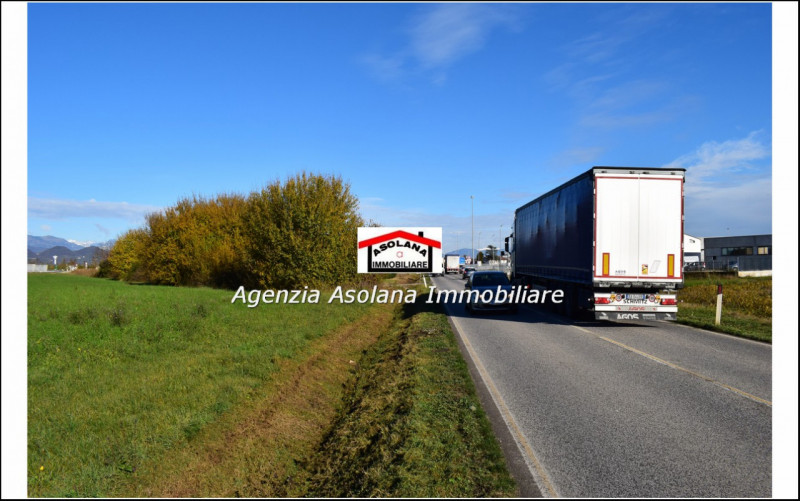 Vendesi terreno fronte strada principale di forte passaggio ed autostrada. Il terreno il terreno ...