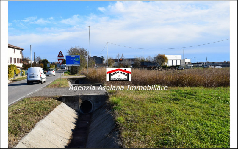 Vendesi terreno fronte strada principale di forte passaggio ed autostrada. Il terreno il terreno ...